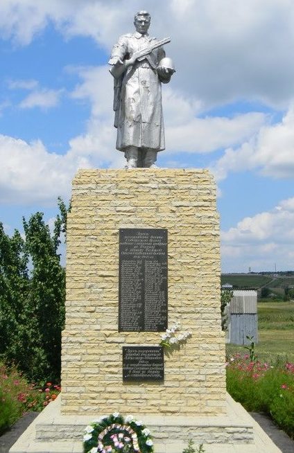 с. Лукашовка Красноградского р-на. Памятник на окраине села, установлен на братской могиле, в которой похоронено 68 воинов