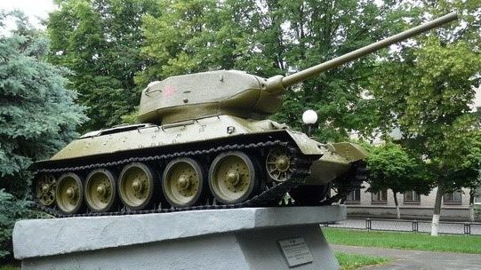 г. Лозовая. Танк Т-34 у входа в парк «Победа», установлен в честь одного из его конструкторов лозовчанина Н. А. Кучеренко