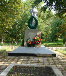 с. Колонтаев Краснокутского р-на. Памятник установлен на братской могиле, в которой похоронено 109 советских воинов