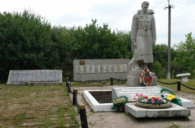 п. Константиновка Краснокутского р-на. Памятник установлен на братской могиле, в которой похоронено 175 советских воинов