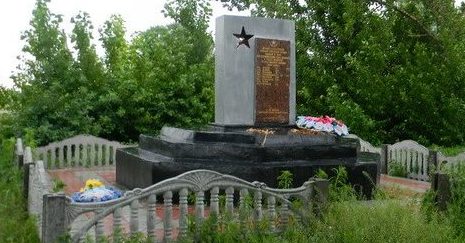 с. Ляшовка Нововодолажского р-на. Памятник установлен на братской могиле, в которой установлено 37 воинов, в т.ч. 29 неизвестных, погибших в боях за село