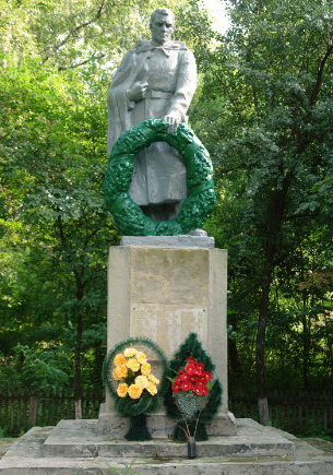 c. Котелевка Краснокутского р-на. Памятник установлен на братской могиле, в которой похоронено 665 советских воинов