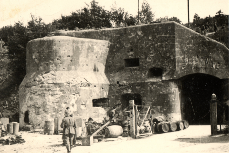 Немецкие солдаты осматривают разрушенные укрепления форта Эбен-Эмаэль