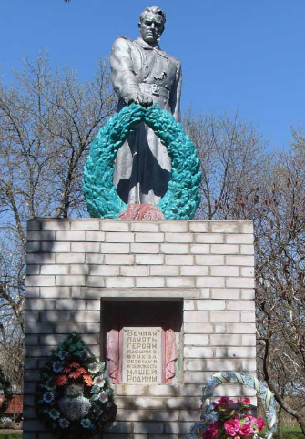 с. Новодмитровка Сахновщинского р-на. Памятник установлен на братской могиле, в которой похоронено 7 советских воинов