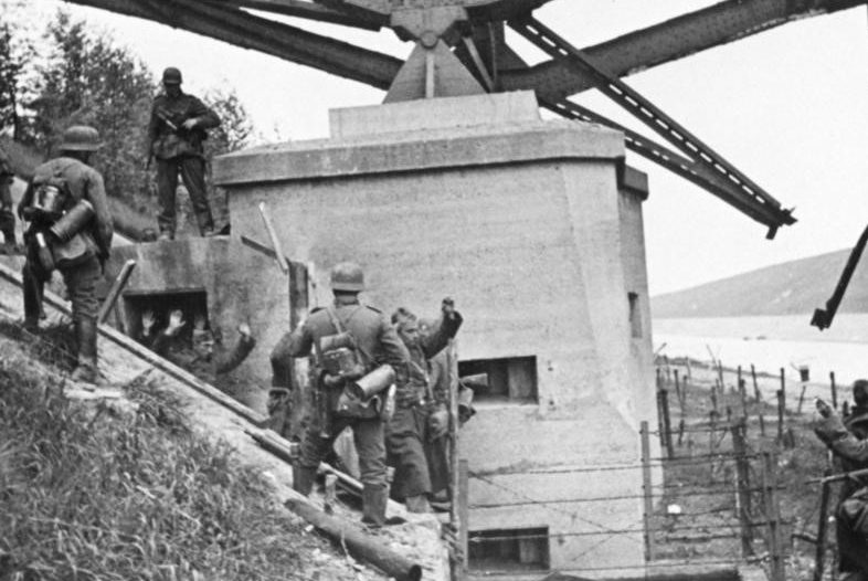Бельгийские солдаты сдаются немецким войскам на мосту в Вельвезельте