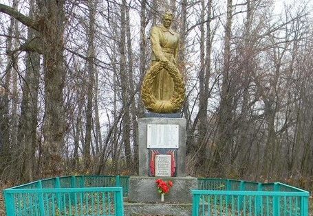 с. Мануйлово Нововодолажского р-на. Памятник установлен на братской могиле, в которой похоронено 48 воинов