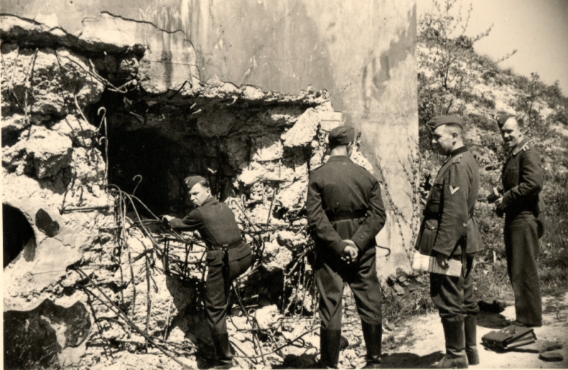 Немецкие солдаты осматривают разрушенные укрепления форта Эбен-Эмаэль