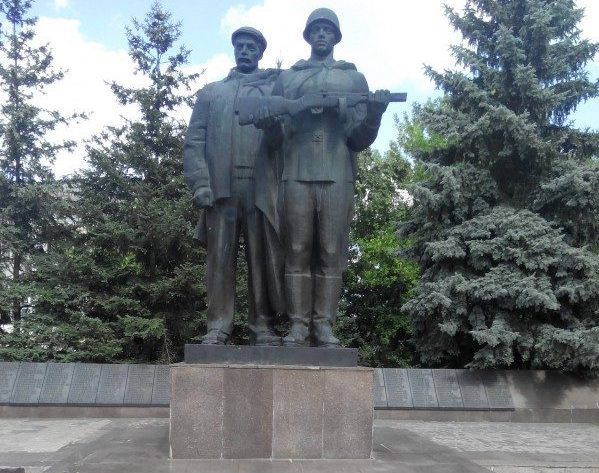 г. Изюм. Памятник рабочим приборостроительного завода, погибшим в годы войны