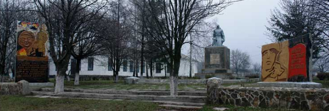 с. Новая Ивановка Лозовского р-на. Памятник установлен на братской могиле, в которой похоронено 256 советских воинов