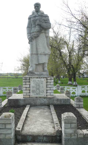 с. Олейники Сахновщинского р-на. Памятник установлен на братской могиле, которой похоронено 81 воин и партизан, в т.ч. 64 неизвестных