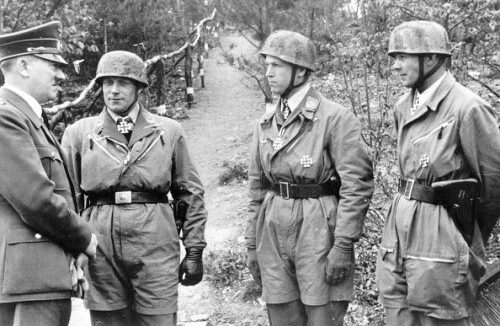 Адольф Гитлер награждает офицеров-десантников