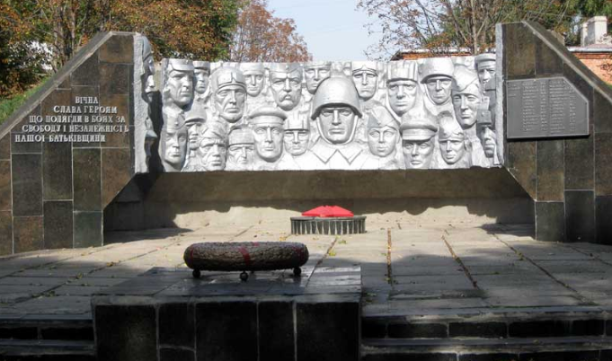 п. Сахновщина. Мемориал Славы сооружен на братской могиле, в которой похоронено 61 советский воин, в т.ч. 34 неизвестных