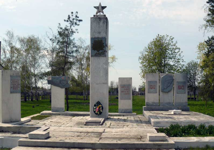 с. Тавежня Сахновщинского р-на. Мемориал установлен на братской могиле, которой похоронено 9 воинов, в т.ч. 5 неизвестных