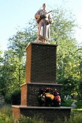 г. Изюм. Памятник в городском парке советским воинам, погибшим в годы войны