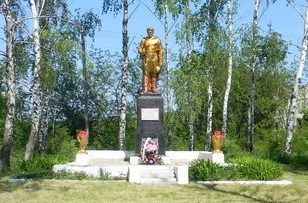 с. Мокрая Ракитная Нововодолажского р-на. Памятник установлен на братской могиле, в которой похоронено 21 воин