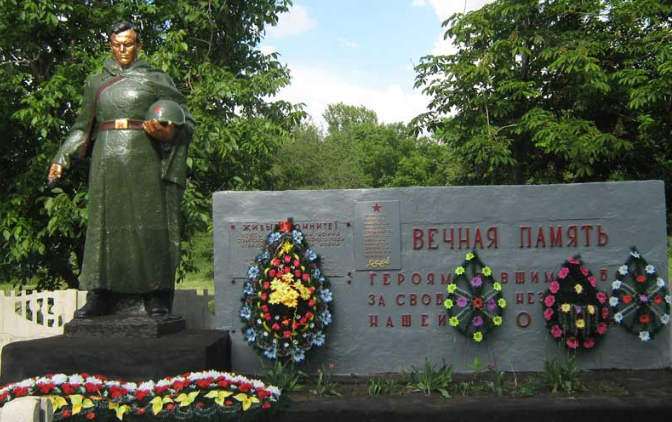 п. Мироновка Первомайского р-на. Памятник установлен на братской могиле, в которой похоронено 1207 воинов, в т.ч. 225 неизвестных