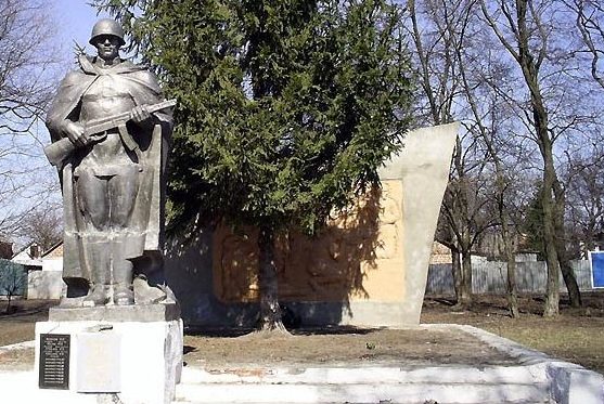 с. Муравлинка Нововодолажского р-на. Памятник установлен на братской могиле, в которой похоронено 150 воинов, в т.ч. 8 неизвестных