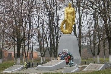п. Борки Нововодолажского р-на. Памятник в центре села, установлен на братской могиле, в которой похоронено 472 воина, погибших в боях за село