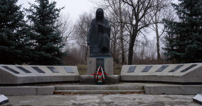 с. Садовое Лозовского р-на. Памятник установлен на братской могиле, в которой похоронено 78 воинов