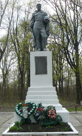 с. Шевченково Сахновщинского р-на. Памятник установлен на братской могиле, в которой похоронено 26 советских воинов