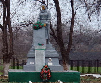 с. Смирновка Лозовского р-на. Памятник установлен на братской могиле, в которой похоронено 119 воинов, погибших в боях за село