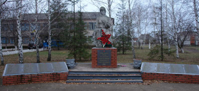 с. Тихополье Лозовского р-на. Памятник установлен на братской могиле, в которой похоронено 300 советских воинов