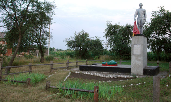 п. Краснокутск. Памятник по улице Красных партизан, установлен на братской могиле советских воинов