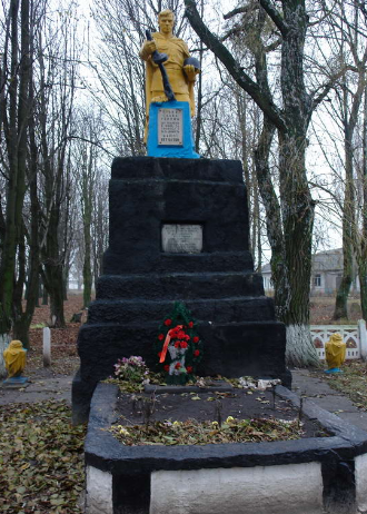 с. Черниговское Лозовского р-на. Памятник в центре села, установлен на братской могиле, в которой похоронено 6 воинов