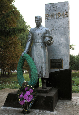 п. Краснокутск. Памятник по улице Куйбышева, установлен на братской могиле советских воинов