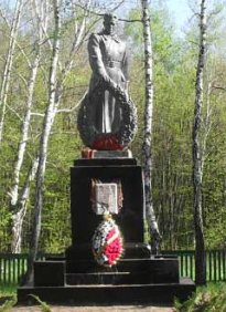 п. Придонецкое Изюмского р-на. Памятник установлен на братской могиле, в которой похоронено 150 советских воинов