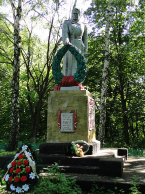с. Одрынка Нововодолажского р-на. Памятник установлен на братской могиле, в которой похоронено 39 воинов, в т.ч. 10 неизвестных