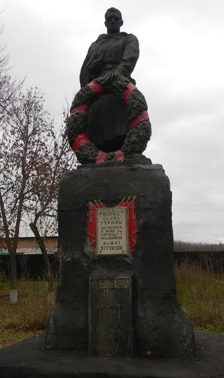 с. Мирное Краснокутского р-на. Памятник установлен на братской могиле, в которой похоронено 26 воинов
