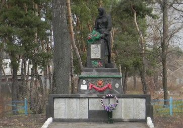 с. Мурафа Краснокутского р-на. Памятник по улице Ленина, установлен на братской могиле, в которой похоронен 221 воин, в т.ч. 35 неизвестных