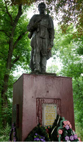 п. Оленевское Краснокутского р-на. Памятник установлен на братской могиле, в которой похоронено 15 советских воинов, погибших в боях за село