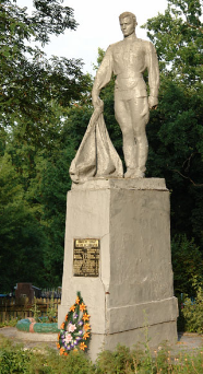 п. Павловка Краснокутского р-на. Памятник установлен на братской могиле, в которой похоронено 23 советских воина