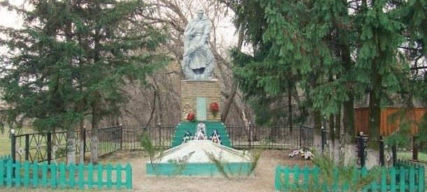 с. Червоный Шахтер Изюмского р-на. Памятник в центре села, установлен на братской могиле, которой похоронено 250 воинов, погибших в боях за село