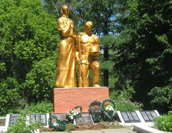 п. Червоный Первомайского р-на. Памятник установлен на братской могиле, в которой похоронено 227 неизвестных воинов, погибших в боях за поселок