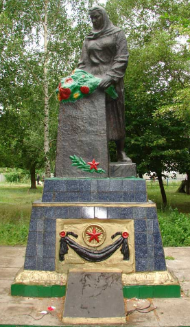 с. Кисловка Купянского р-на. Памятник на братской могиле, в которой похоронено 93 воина