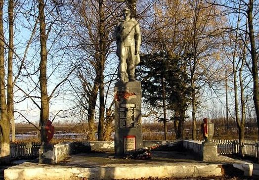 п. Пионерское Краснокутского р-на. Памятник установлен на братской могиле, в которой похоронено 37 воинов.