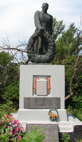 с. Колесниковка Купянского р-на. Памятник установлен на братской могиле, в которой похоронено 280 советских воинов