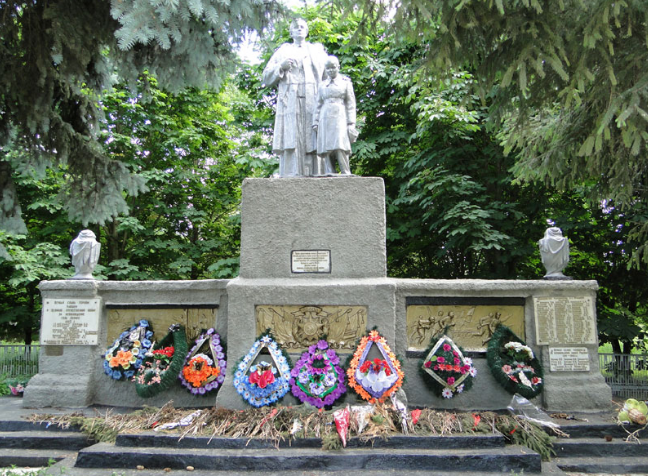 с. Охочее Нововодолажского р-на. Памятник, установлен на братской могиле, в которой похоронено 409 воинов, погибших в боях за село в марте 1943 года