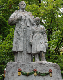 с. Прогресс Краснокутского р-на. Памятник установлен на братской могиле, в которой похоронено 87 советских воинов
