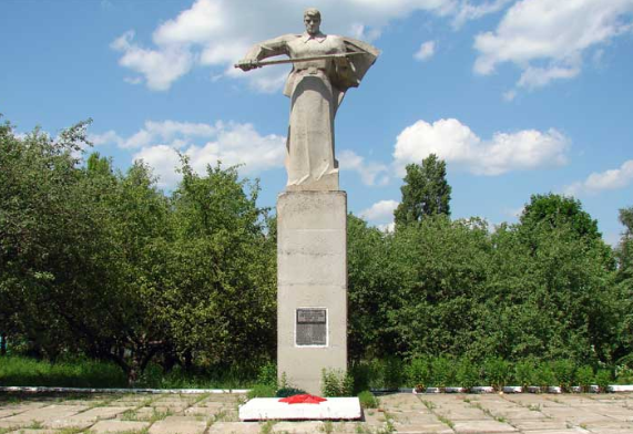 с. Кондрашовка Купянского р-на. Памятник установлен на братской могиле, в которой похоронено 48 советских воинов