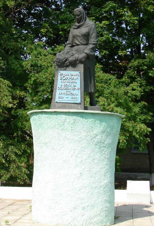 с. Кругляковка Купянского р-на. Памятник на братской могиле, в которой похоронено 113 советских воинов