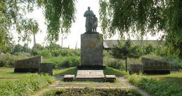 с. Степановка Краснокутского р-на. Памятник установлен на братской могиле, в которой похоронено 90 советских воинов.