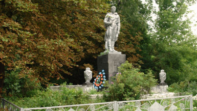 с. Шевченково Краснокутского р-на. Памятник установлен на братской могиле, в которой похоронено 28 советских воинов