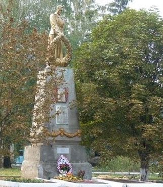 с. Ракитное Нововодолажского р-на. Памятник в центе села, установлен на братской могиле, в которой похоронено 99 воинов, погибших в боях за село
