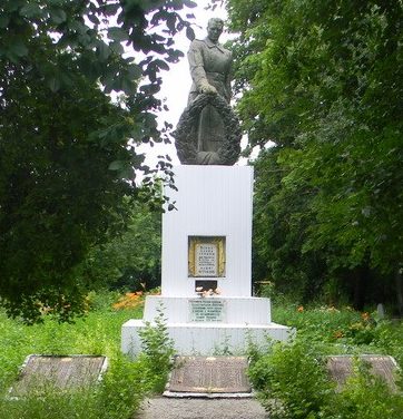 с. Рябухино Нововодолажского р-на. Памятник установлен на братской могиле, в которой похоронено 390 воинов, в т.ч. 246 неизвестных