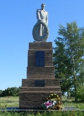 с. Копанки Красноградского р-на. Памятник на окраине села установлен на братской могиле, в которой похоронено 26 воинов