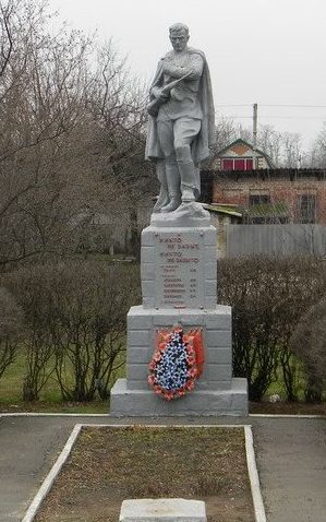 п. Беляевка Первомайского р-на. Памятник установлен на братской могиле, в которой похоронено 124 воина, погибших в боях за поселок